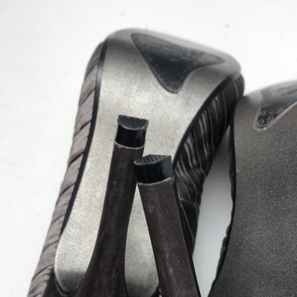 LIKE NEW NAUGHTY MONKEY PLATINUM FABRIC SZ US9 4.5” HEELS ⭐️ - Picture 6 of 10